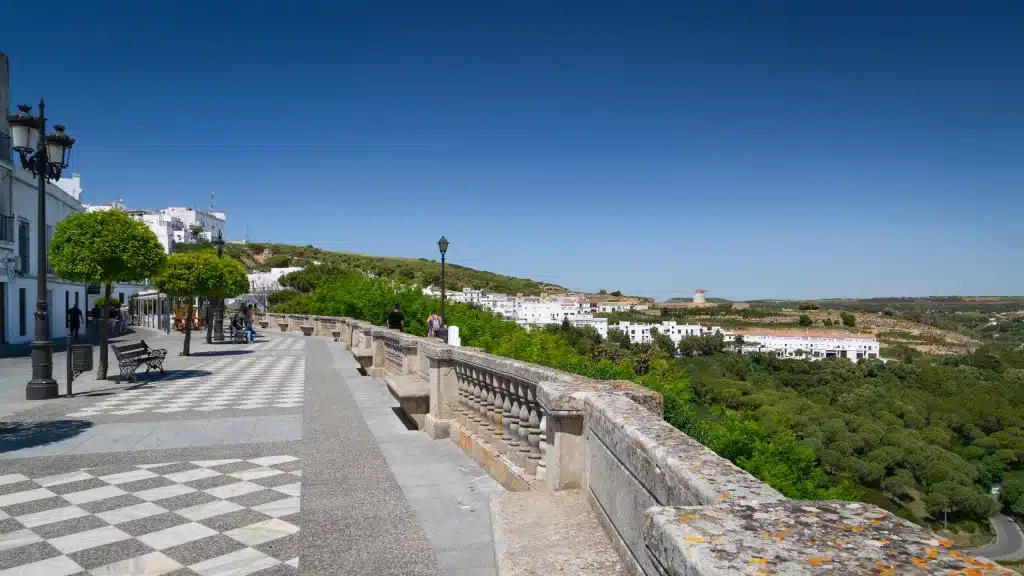 El Encanto de Vejer de la Frontera: Historia y Alojamiento