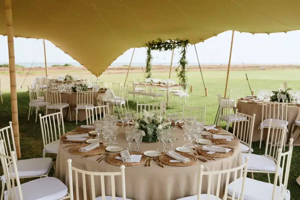 Mesa elegante preparada para evento al aire libre.