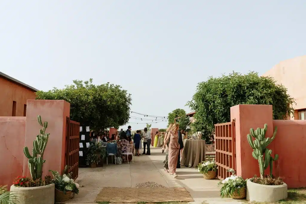 Evento al aire libre con decoración tropical, España